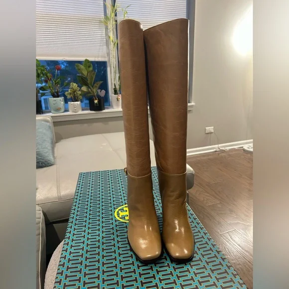 ✨Tory Burch (NWT) Curve Heel Buckle Boots in Leather Size 6✨
